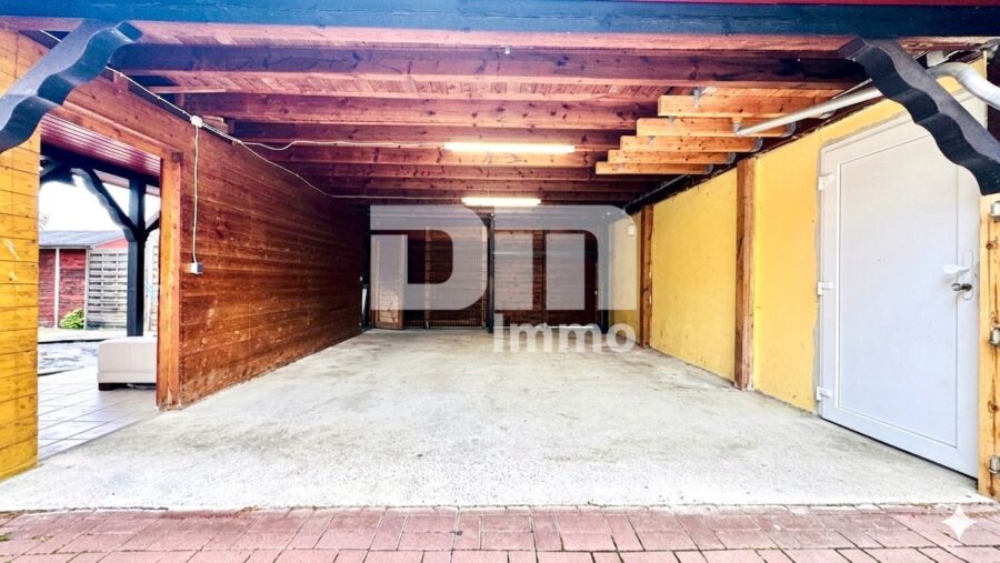 Vielseitiges Immobilien-Ensemble mit 2 modernisierten Haushälften + Carport und Garten/Terrasse - Großes Carport / Zugang KG / Garten